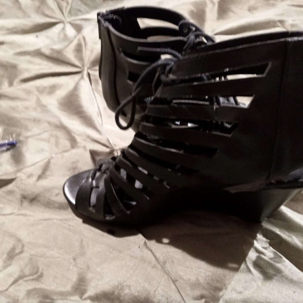 Black strappy wedges size 7.5